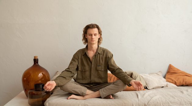 Un hombre meditando